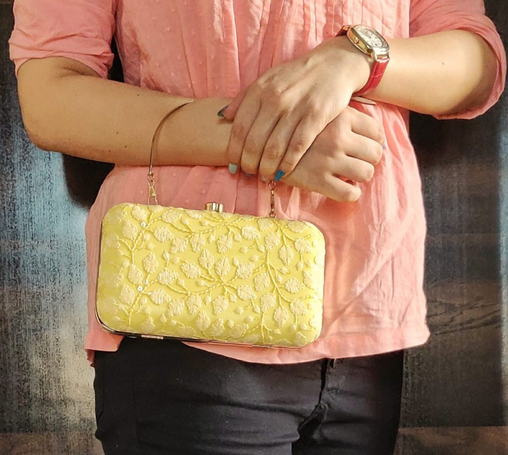 SriShopify Handicrafts Ladies Clutch with phone pocket, Banjara Style Hand  purse, Cotton handmade Girls wallet (Medium 9 Inch Red Mirror, Beads and  Thread Work) : Amazon.in: Fashion